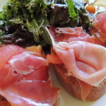 Bruschetta mit Melone und Tomaten